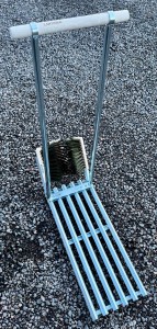 Kantosen sinkitty rappuralli, jossa on seisontatuki asennettuna kiinni rappuralliin.